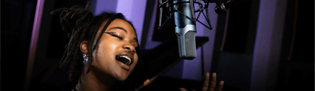 Sångare som använder Slate Digital ML-1A i studion